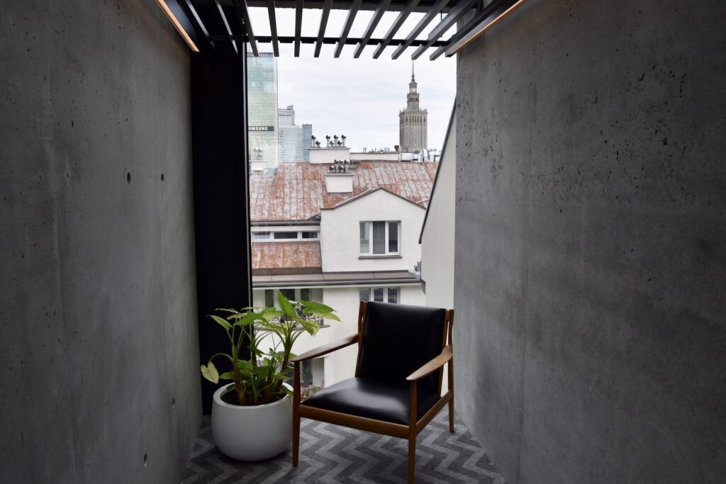 Blumentopf, Zimmerpflanze, Mobiliar, Vase, Haus, Wand, Fenster, Gebäude, draußen, Pflanze, Stuhl, Zimmer, Boden, Im Haus