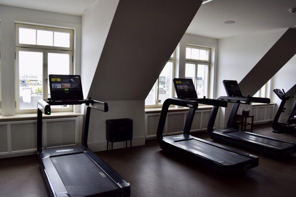 Im Haus, Wand, Computer, Inneneinrichtung, Laptop, Fenster, Laufband, Boden, Mobiliar, Trainingsgerät, Zimmer, Decke