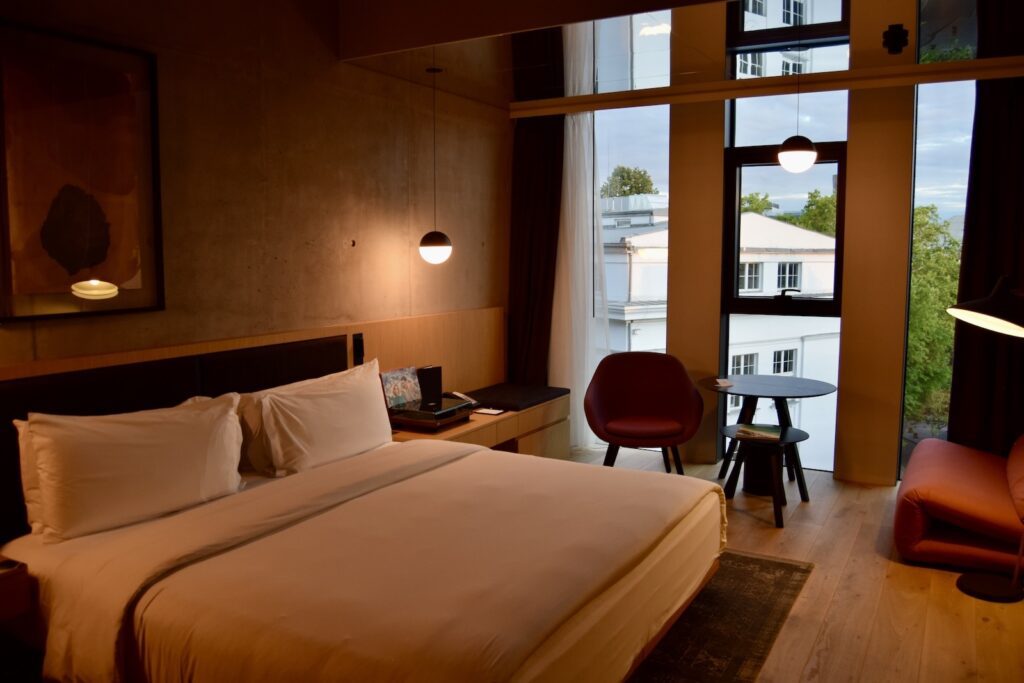 Im Haus, Inneneinrichtung, Mobiliar, Wand, Szene, Bett, Kissen, Zimmer, Bettwäsche, Leinenstoffe, Matratze, Suite, Bettdecke, Bettbezug, Bettrahmen, Boutique-Hotel, Lampenschirm, Schlafzimmer, Boden, Fensterausstattung, Nachttisch, Tisch, Lampe, Fensterabdeckung, Penthouse, Fenster, Decke, Hotel, Unterkunft, Urlaub