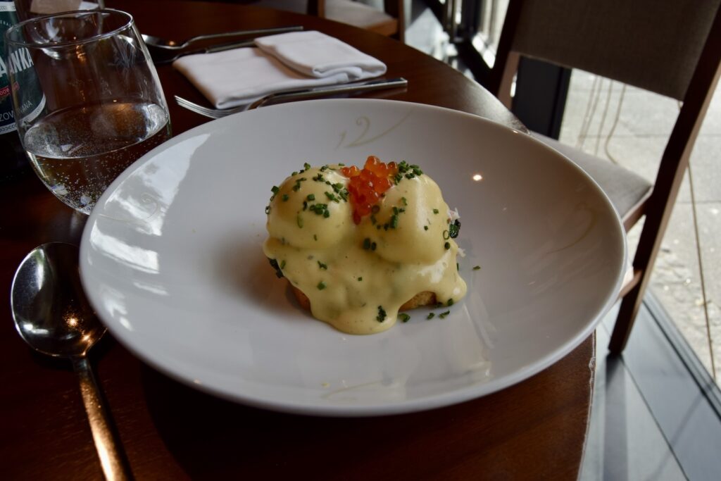 Platte, Geschirr, Essen, Tisch, Teller, Restaurant, Kochkunst, Serviergeschirr, Im Haus, Küchenutensil, Kulinarik, Gabel, À-la-carte-Gerichte, weiß, Tafelsilber, Weinglas, Mahlzeit, Garnitur, Sitzen