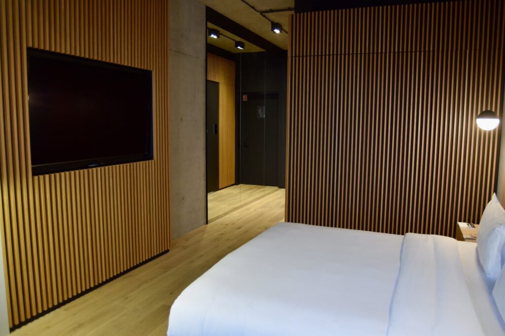 Im Haus, Wand, Inneneinrichtung, Vorhang, Matratze, Bett, Bettwäsche, Kissen, Leinenstoffe, Bettdecke, Bettrahmen, Mobiliar, Bettbezug, Fernsehen, Fußboden, Boden, Hotel, Schlafzimmer, Fenster, Zimmer, Decke