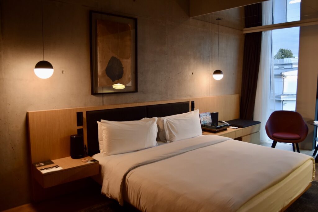 Im Haus, Wand, Inneneinrichtung, Mobiliar, Szene, Bettwäsche, Kissen, Bettdecke, Bettrahmen, Matratze, Bettbezug, Leinenstoffe, Schlafzimmer, Zimmer, Suite, Lampenschirm, Nachttisch, Boutique-Hotel, Lampe, Bett, Boden, Spiegel, Bettbehang, Fensterausstattung, Hotel, Decke, Urlaub, Hotelzimmer