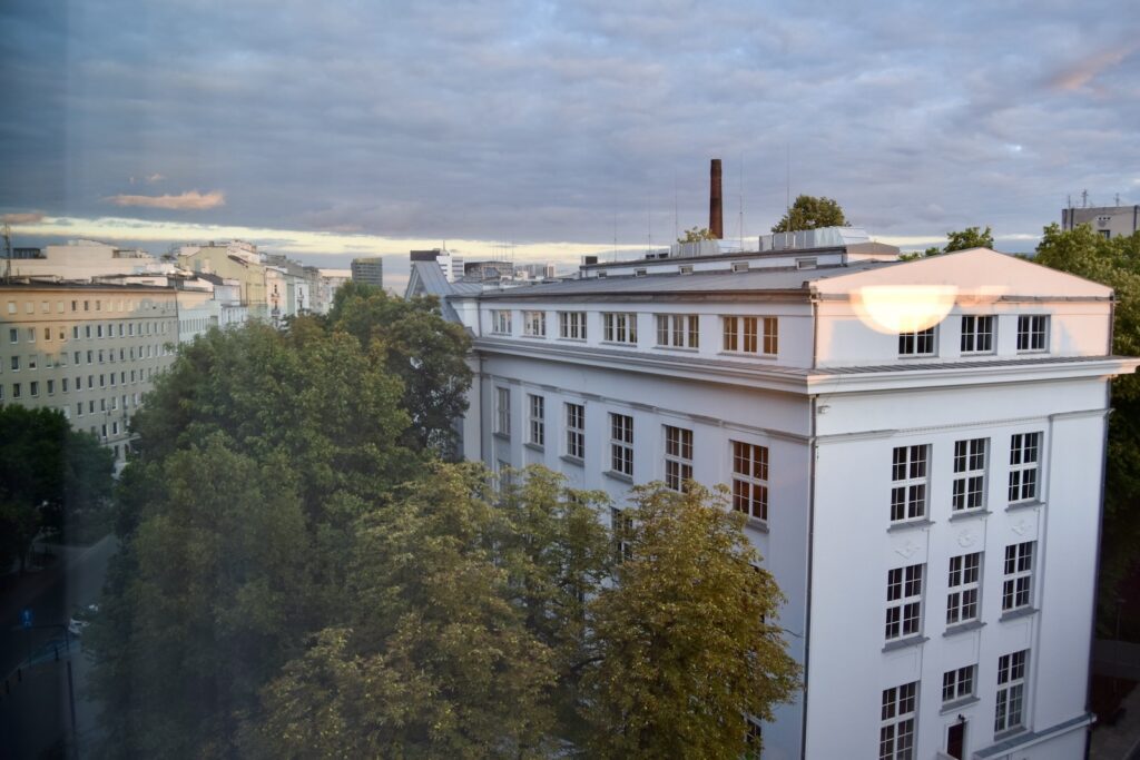 draußen, Wolke, Fenster, Himmel, Baum, Gebäude, Fassade, Immobilie, Stadt, Turm, Architektur
