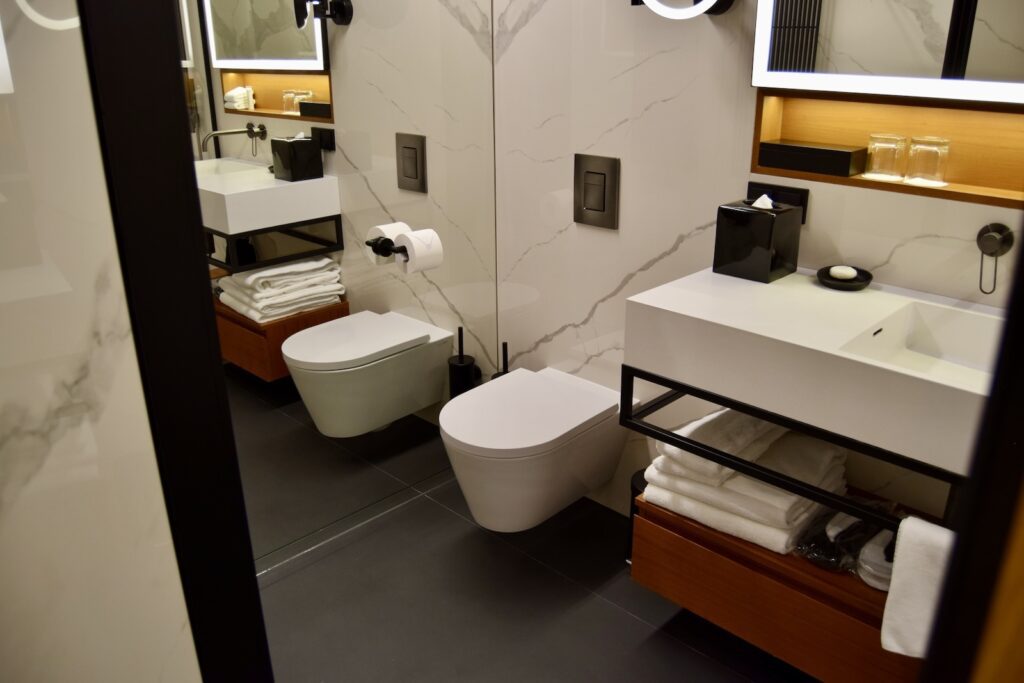 Im Haus, Wand, Installationszubehör, Badezimmerzubehör, Hahn, Wasserleitung, Badezimmer, Kachel, Arbeitsfläche, Waschbecken, weiß, Boden, Spiegel, Toilette