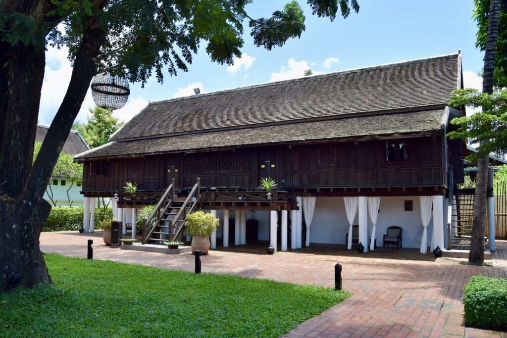 draußen, Himmel, Pflanze, Gebäude, Baum, Eigentum, Haus, Immobilie, Veranda, Landschaftsgestaltung, Dach, Schattierung, Gras, Hütte, Gelände
