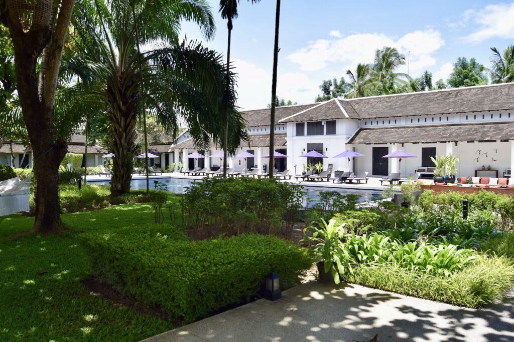 draußen, Himmel, Wolke, Gras, Landschaftsgestaltung, Hof, Immobilie, Haus, Garten, Einfahrtsweg, Palme, Pflanze, Gebäude, Baum, Sommer