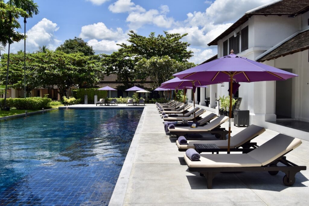 draußen, Himmel, Regenschirm, Wolke, Baum, Mobiliar, Urlaubsort, Pflanze, Sonnenliege, Schwimmbecken, Schattierung, Urlaubsstadt, Wasser, Gelände, Kurort, Außenmöbel, Pool, Blau, Stuhl, Urlaub, Hotel