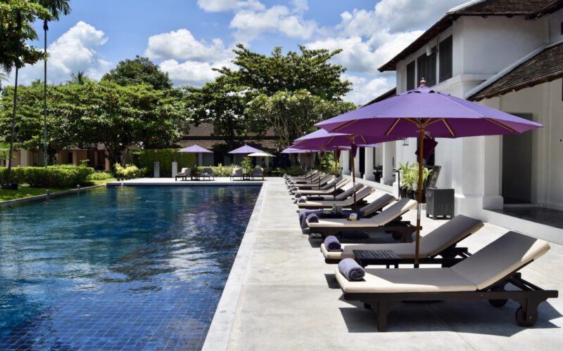 draußen, Himmel, Regenschirm, Wolke, Baum, Mobiliar, Urlaubsort, Pflanze, Sonnenliege, Schwimmbecken, Schattierung, Urlaubsstadt, Wasser, Gelände, Kurort, Außenmöbel, Pool, Blau, Stuhl, Urlaub, Hotel