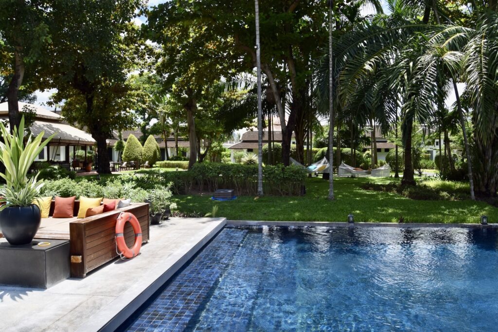 Baum, draußen, Pflanze, Schwimmbecken, Wasser, Urlaubsort, Blumentopf, Pool, Zimmerpflanze, Kurort, Hinterhof, Mobiliar, Landschaftsgestaltung, Hof, Palme, Schattierung, Außenmöbel, Gebäude, Gelände, Schwimmen, Garten, Urlaub, Hotel