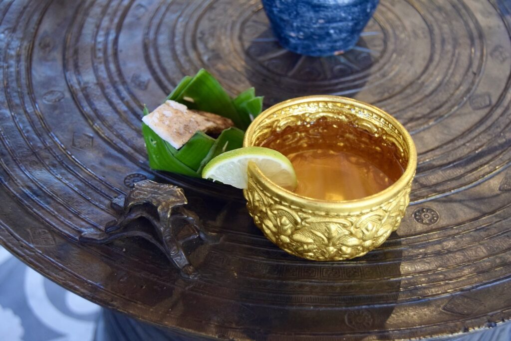 Tisch, Geschirr, Serviergeschirr, Tasse, Unterteller, Trinkgefäß, Essen, Pflanze, Schüssel, Tee, Drink, hölzern, draußen, Kaffee