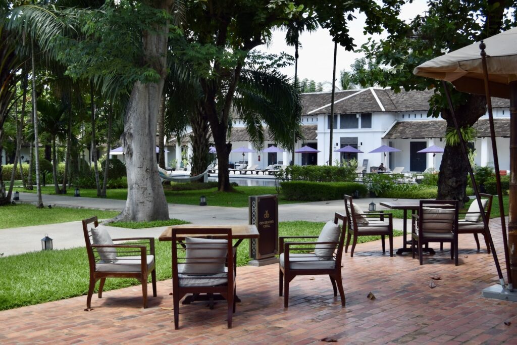 draußen, Baum, Mobiliar, Pflanze, Außentisch, Schattierung, Hinterhof, Außenmöbel, Landschaftsgestaltung, Haus, Gelände, Hof, Esstisch, Veranda, Parkbank, Himmel, Gras, Stuhl, Tisch, Park