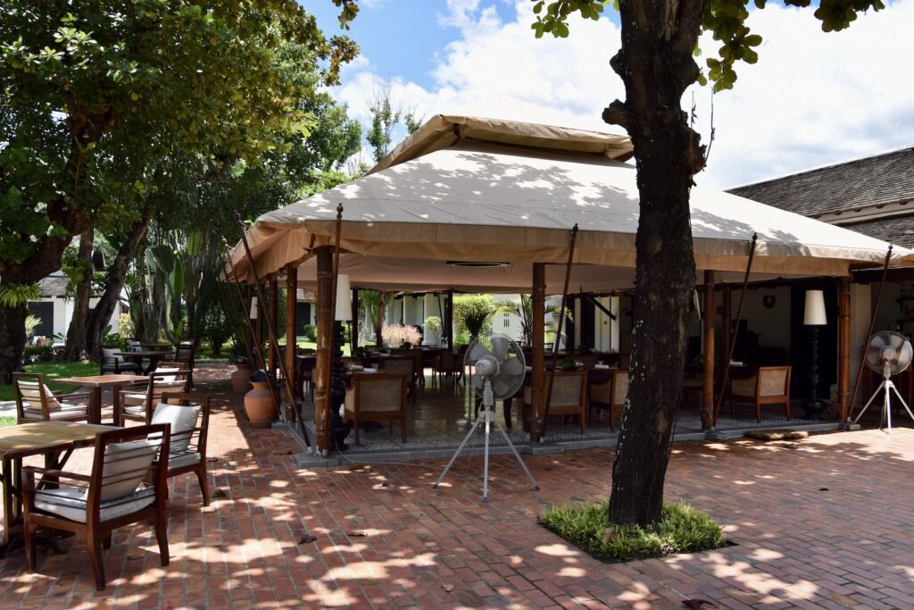 draußen, Mobiliar, Schattierung, Himmel, Baum, Außentisch, Pflanze, Esstisch, Gelände, Tisch, Gartenlaube, Pavillon, Parkbank, Hinterhof, Restaurant, Stuhl, Essen