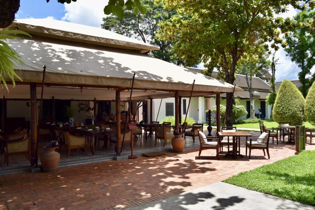 draußen, Mobiliar, Baum, Schattierung, Himmel, Pflanze, Außentisch, Esstisch, Hinterhof, Pavillon, Gartenlaube, Gelände, Lau­ben­gang, Veranda, Tisch, Stuhl, Restaurant, Essen