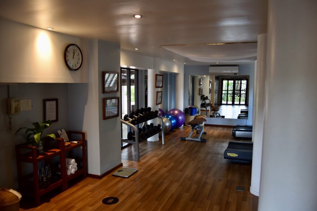 Im Haus, Wand, Inneneinrichtung, Boden, Decke, Fußboden, Laminatboden, Holzboden, Haus, Bude, Vase, Tisch, Hartholz, Uhr, Stuhl, Deckenventilator, Empfangshalle, Wohnzimmer, Fenster, Mobiliar, Zimmer, Wohnung