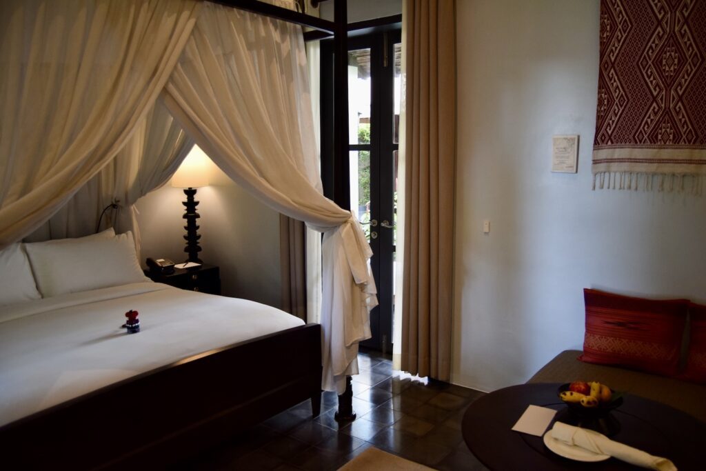 Im Haus, Wand, Inneneinrichtung, Kissen, Mobiliar, Bettwäsche, Leinenstoffe, Fensterausstattung, Bettdecke, Bettrahmen, Matratze, Bettbezug, Hotel, Vorhang, Fensterabdeckung, Lampenschirm, Nachttisch, Suite, Boutique-Hotel, Haus, Lampe, Himmelbett, Boden, Zimmer, Bett, Fenster, Schlafzimmer