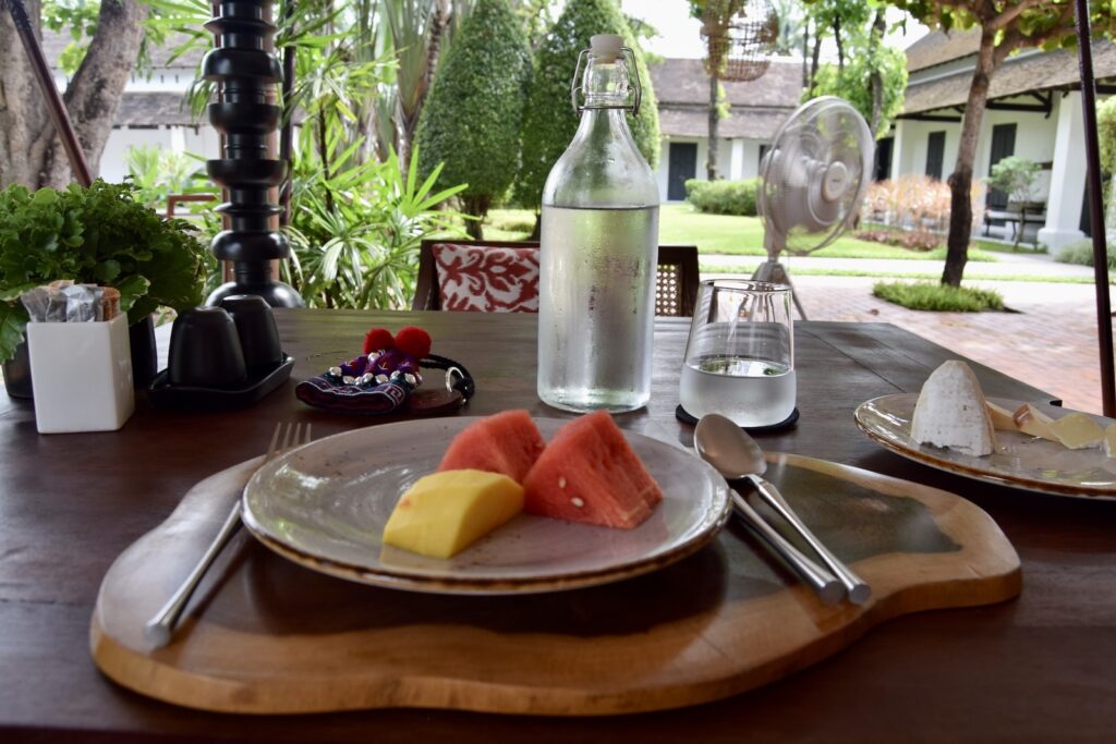 Geschirr, Essen, Platte, Serviergeschirr, Küchenutensil, draußen, Mahlzeit, Gabel, Drink, Tafelsilber, Frucht, Tisch, Sitzen, Im Haus, Frühstück, Restaurant