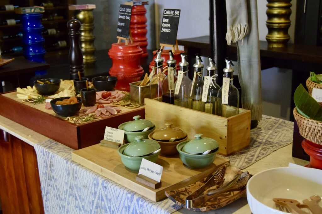 Im Haus, Schüssel, Geschirr, Essen, Tisch, Arbeitsfläche, Küche, Flasche, Wand, Vielfalt, Regal