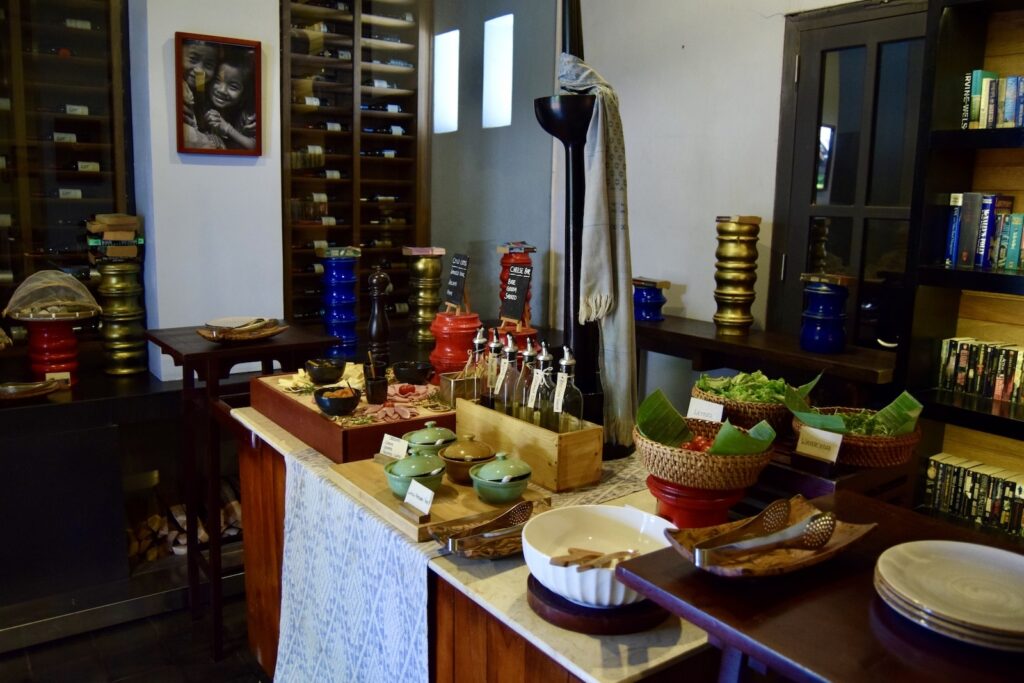 Im Haus, Wand, Geschirr, Schüssel, Mobiliar, Vase, Platte, Regal, Flasche, Inneneinrichtung, Arbeitsfläche, Essen, Möbel, Küche, Tisch