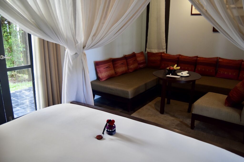 Im Haus, Inneneinrichtung, Couch, Wand, Kaffeetisch, Vorhang, Fenster, Fensterausstattung, Bettsofa, Studiocouch, Kissen, Leinenstoffe, Sofa, Fensterabdeckung, Kleines Sofa, Boden, Vase, Hotel, Bude, Zimmer, Armlehne, Tisch, Wohnzimmer, rot, Kaffee, Mobiliar