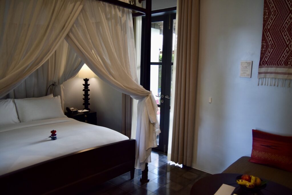 Im Haus, Wand, Inneneinrichtung, Kissen, Bettwäsche, Leinenstoffe, Mobiliar, Bettdecke, Fensterausstattung, Bettrahmen, Matratze, Bettbezug, Hotel, Fensterabdeckung, Vorhang, Lampenschirm, Suite, Nachttisch, Boutique-Hotel, Himmelbett, Boden, Zimmer, Fenster, Bett, Schlafzimmer