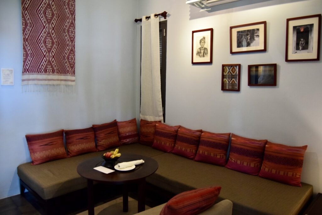 Im Haus, Wand, Mobiliar, Couch, Zimmer, Inneneinrichtung, Szene, Tisch, Studiocouch, Kaffeetisch, Bettsofa, Boden, Bilderrahmen, Kleines Sofa, Bude, Armlehne, Kissen, Warteraum, Wohnzimmer, Sofa