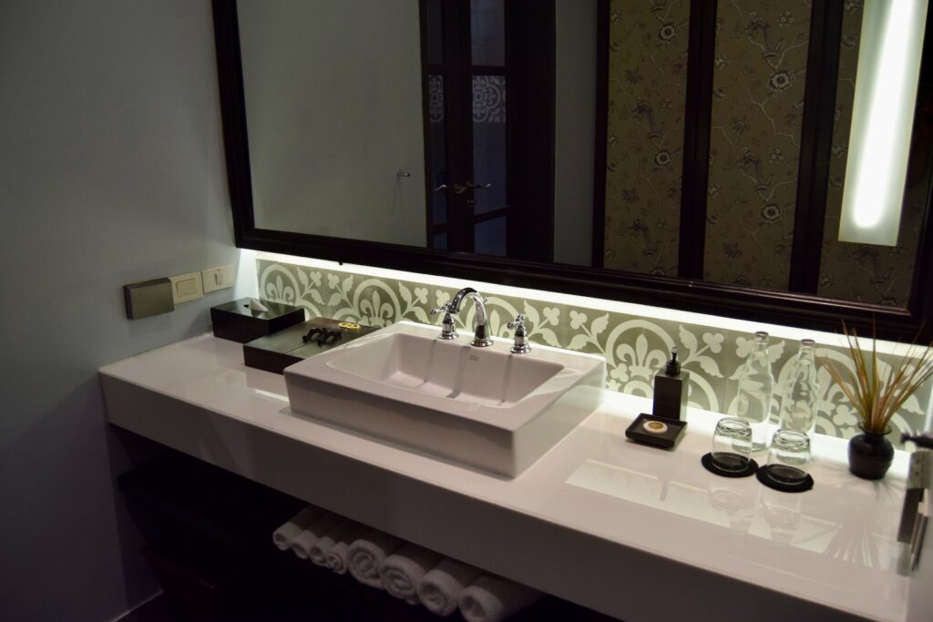 Im Haus, Badezimmer, Wand, Hahn, Installationszubehör, Spiegel, Badezimmerzubehör, Waschbecken, Eitelkeit