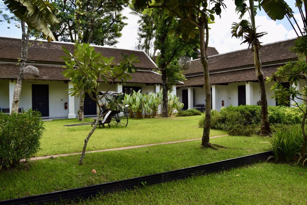 draußen, Gras, Pflanze, Baum, Gebäude, Haus, Himmel, Hof, Landschaftsgestaltung, Immobilie, Rasen, Eigentum, Grundstück, Garten, Hazienda, Fenster, Bauernhaus, Busch, Villa, Saftig