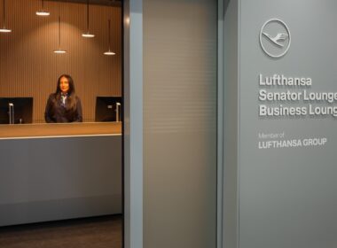 Wand, Im Haus, Text, Person, Menschliches Gesicht, Kleidung, Boden