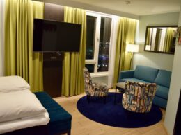 Im Haus, Inneneinrichtung, Wand, Mobiliar, Szene, Zimmer, Bett, Kissen, Leinenstoffe, Boden, Fensterausstattung, Tisch, Spiegel, Suite, Fußboden, Lampenschirm, Bettwäsche, Vorhang, Fensterabdeckung, Couch, Matratze, Boutique-Hotel, Bettdecke, Wohnzimmer, Bettbezug, Nachttisch, Fenster, Bettsofa, Bude, Penthouse, Fernsehen, Schlafzimmer, Sofa, Hotel, Decke, Stuhl, Urlaub