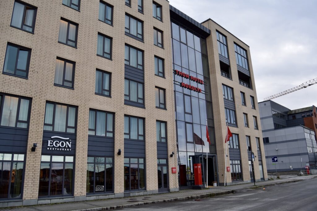 draußen, Himmel, Fenster, Wolke, Mischnutzung, Gebäude, Straße, Fassade, Nachbarschaft, Stadt, Wohnung, Gewerbegebäude, Stadtgebiet, Immobilie, Eigentum, Wohngebäude