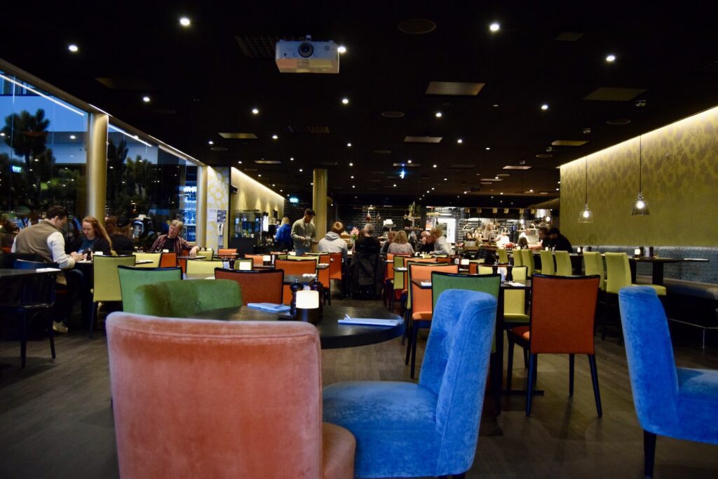 Mobiliar, Decke, Im Haus, Restaurant, Esstisch, Kaffeetisch, Boden, Tisch, Stuhl, Gastronomiebereich, Nacht, Bereich, Lounge