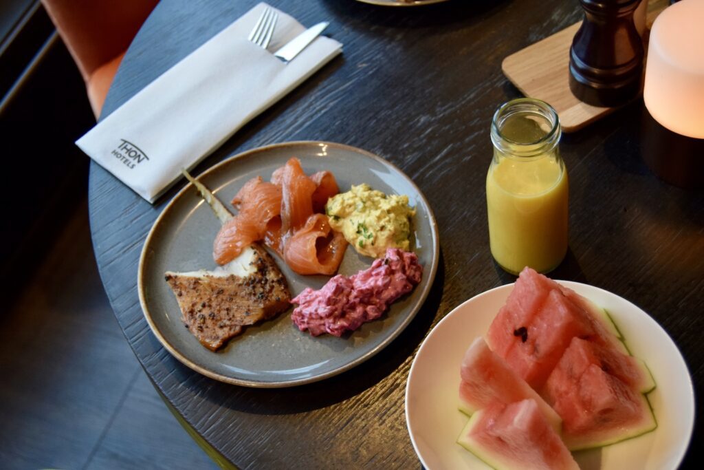 Essen, Mahlzeit, Tisch, Geschirr, Drink, Brunch, Saft, Platte, Frühstück, Im Haus, Serviergeschirr, Milchprodukte, Kulinarik, Frucht
