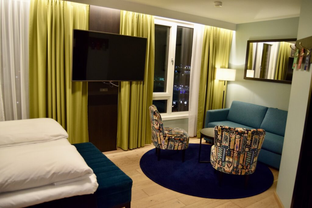 Im Haus, Inneneinrichtung, Wand, Mobiliar, Zimmer, Szene, Kissen, Bett, Boden, Leinenstoffe, Fensterausstattung, Tisch, Spiegel, Suite, Fußboden, Couch, Bettwäsche, Matratze, Lampenschirm, Vorhang, Boutique-Hotel, Bettdecke, Fensterabdeckung, Fenster, Wohnzimmer, Bettsofa, Bettbezug, Bude, Kleines Sofa, Nachttisch, Penthouse, Schlafzimmer, Sofa, Fernsehen, Decke, Hotel, Stuhl, Urlaub