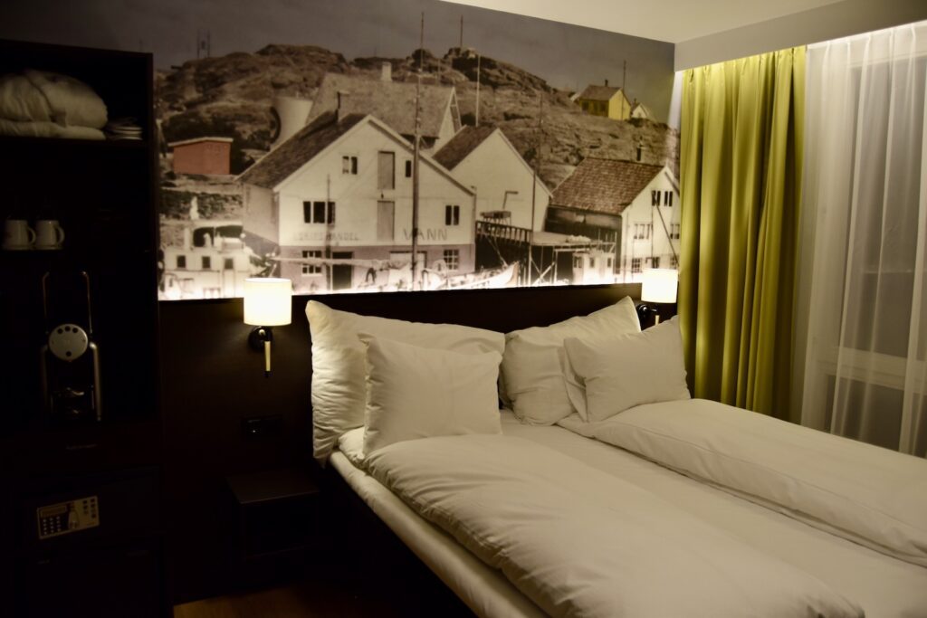 Im Haus, Wand, Kissen, Inneneinrichtung, Bettwäsche, Haus, Bettdecke, Hotel, Bettbezug, Matratze, Mobiliar, Bettrahmen, Leinenstoffe, Vorhang, Fenster, Fensterausstattung, Suite, Bett, Schlafzimmer, weiß, Zimmer