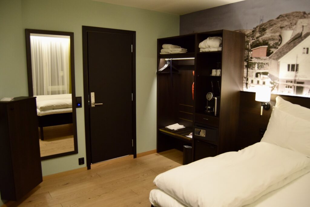 Im Haus, Wand, Inneneinrichtung, Bett, Mobiliar, Kissen, Boden, Zimmer, Möbel, Haus, Bettwäsche, Bettdecke, Matratze, Schublade, Schrank, Kommode, Nachttisch, Bettrahmen, Bettbezug, Suite, Fußboden, Leinenstoffe, Bude, Boutique-Hotel, Decke, Schlafzimmer, Hotel, Wohnung