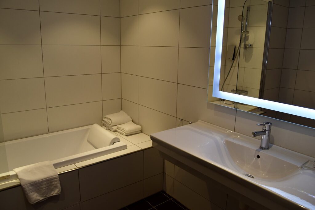 Im Haus, Wand, Installationszubehör, Hahn, Badezimmerzubehör, Wasserleitung, Waschbecken, Badezimmer, Kachel, Badewanne, Dusche, Badezimmerschrank, weiß, Spiegel, Zimmer