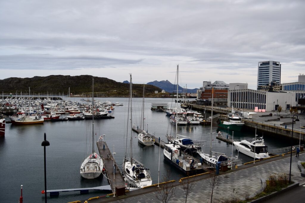 draußen, Boot, Himmel, Schiff, Wolke, Wasser, Hafen, Wasserfahrzeug, Fahrzeug, Dock, Angedockt, See, Gebäude, Kanal, Wasserweg, Schiffbau, Bootfahren, halten, Groß, Stadt, Pier, mehrere, Landschaft