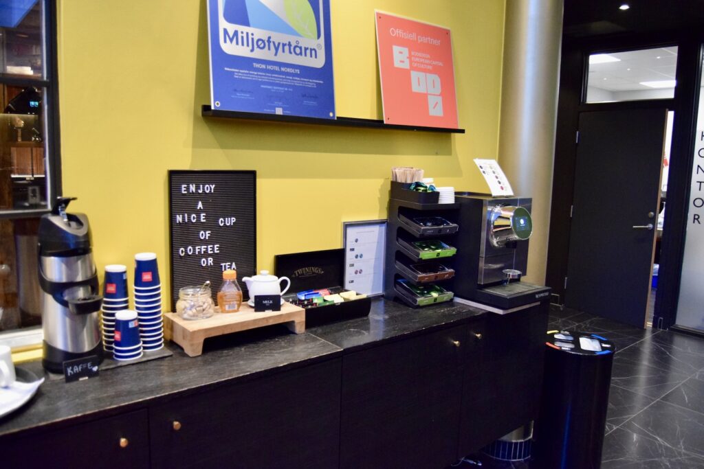 Text, Im Haus, Wand, Computer, Computermonitor, Tisch, Haushaltsgerät, Arbeitsfläche, Mobiliar, Möbel