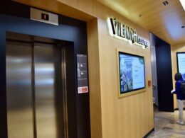 Tür, Im Haus, Gebäude, Wand, Text, Boden, Decke, Schild