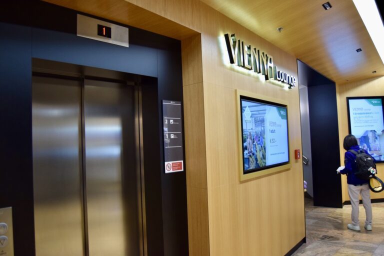 Tür, Im Haus, Gebäude, Wand, Text, Boden, Decke, Schild