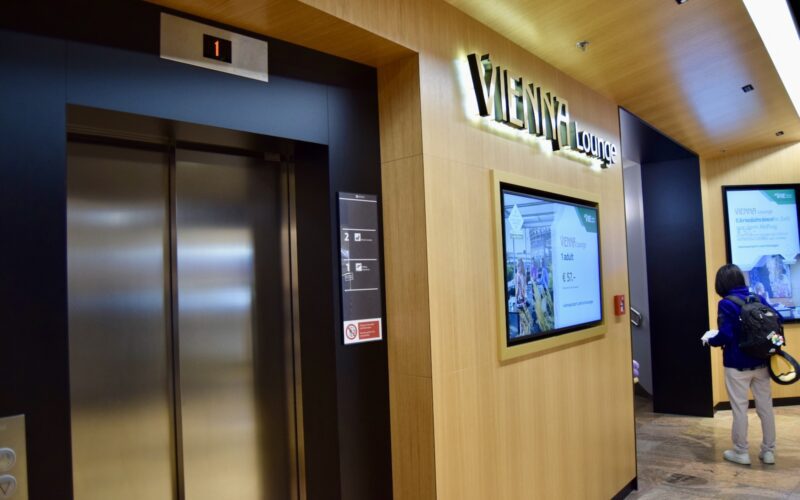 Tür, Im Haus, Gebäude, Wand, Text, Boden, Decke, Schild