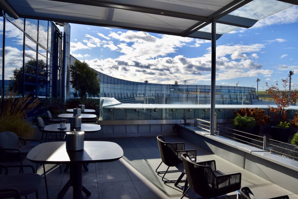 Wolke, Tisch, Mobiliar, Himmel, Gebäude, draußen, Schattierung, Kaffeetisch, Deck, Stuhl, Boden