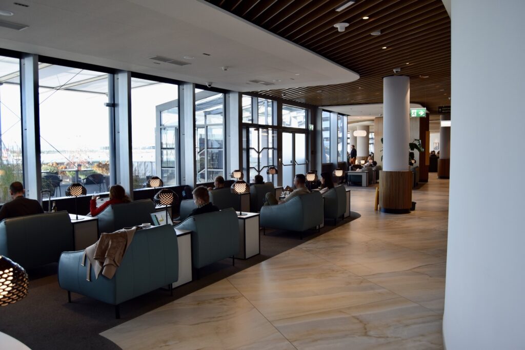 Im Haus, Mobiliar, Decke, Inneneinrichtung, Tisch, Boden, Empfangshalle, Fenster, Wand, Zimmer, Stuhl