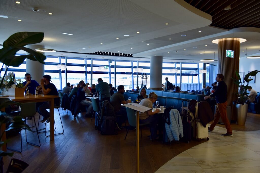 Decke, Mobiliar, Szene, Im Haus, Tisch, Stuhl, Kleidung, Empfangshalle, Boden, Inneneinrichtung, Halle, Menschen, Person, Flughafen