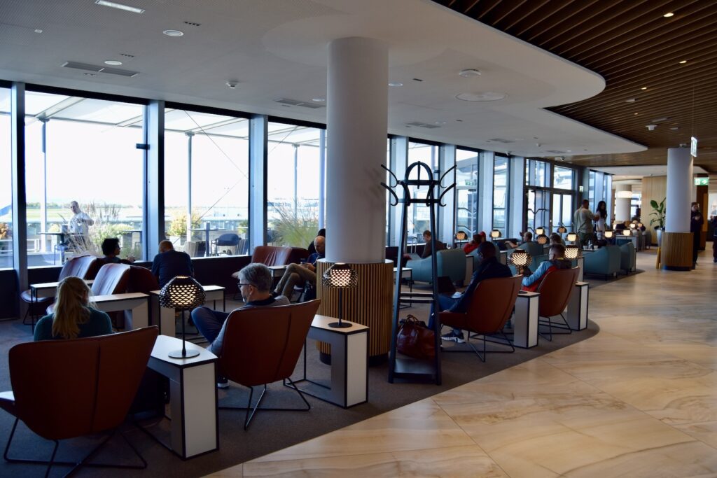 Mobiliar, Im Haus, Tisch, Decke, Empfangshalle, Boden, Halle, Inneneinrichtung, Kantine, Restaurant, Fenster, Stuhl, Menschen, Flughafen