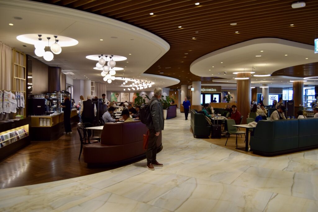 Decke, Im Haus, Boden, Empfangshalle, Mobiliar, Inneneinrichtung, Halle, Deckenleuchte, Kleidung, Fußboden, Tisch, Einkaufszentrum, Wand, Person, Menschen, Zimmer