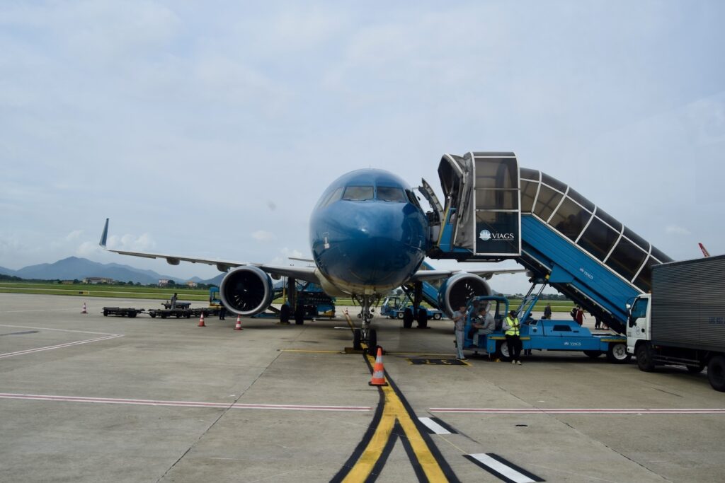 Platane Flugzeug Hobel, Flugzeug, draußen, Himmel, Fahrzeug, Flugreise, Verkehrsflugzeug, Flughafen, Transport, Airline, Flugplatzvorfeld, Flugzeugtriebwerk, Düsenflugzeug, Luftfahrt, Runway, Luftfahrttechnik, Asphalt, Düsentriebwerk, Luftfahrthersteller, Dienstleistung, Landeklappe, halten, Schmalrumpfflugzeug, Gelände, Fluggastbrücke, Jet, Groß, Blau, airbus