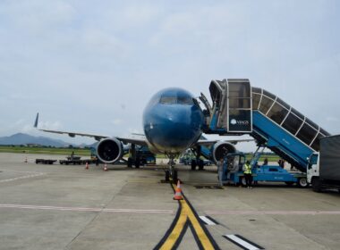 Platane Flugzeug Hobel, Flugzeug, draußen, Himmel, Fahrzeug, Flugreise, Verkehrsflugzeug, Flughafen, Transport, Airline, Flugplatzvorfeld, Flugzeugtriebwerk, Düsenflugzeug, Luftfahrt, Runway, Luftfahrttechnik, Asphalt, Düsentriebwerk, Luftfahrthersteller, Dienstleistung, Landeklappe, halten, Schmalrumpfflugzeug, Gelände, Fluggastbrücke, Jet, Groß, Blau, airbus