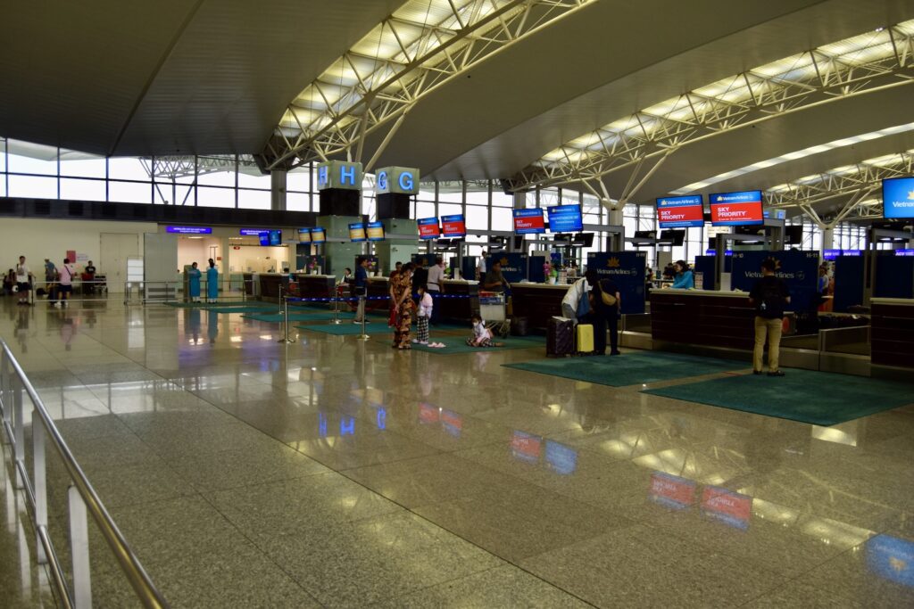 Im Haus, Decke, Einkaufszentrum, Flughafen, Flughafenterminal, Boden, Menschen, Person, Gelände
