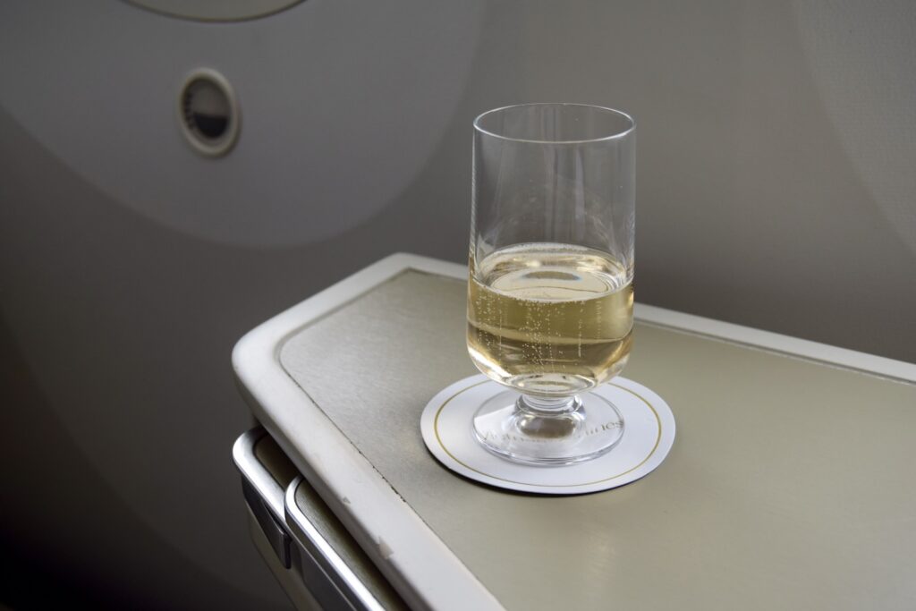 Drink, Geschirr, Behälter, Glas, Trinkgefäß, Barzubehör, Stielglas, Tisch, Im Haus, Alkoholisches Getränk, Champagnerstielgläser, Wand, Weinglas, transparentes Material, Wein, Leer